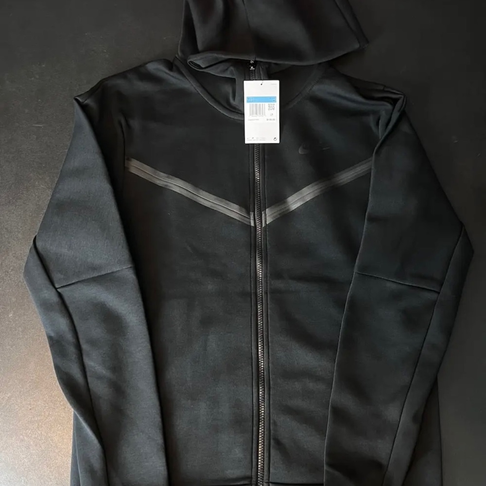 Black Nike tech fleece size medium (BRAND NEW)